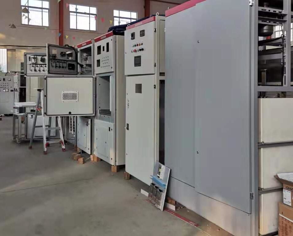 帥龍機電廠房內(nèi)正在安裝、調(diào)試各類的設(shè)備
